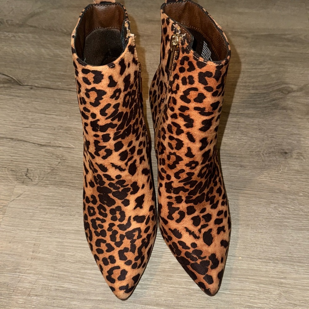 Shoe Dazzle Leopard booties fits more like a 7.5